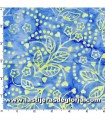 Tela Bejeweled Batiks corazones y flores amarillo sobre azul de Maywood Studio