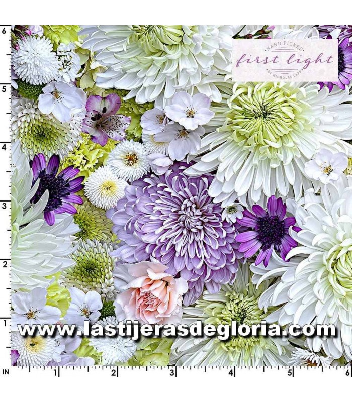 Hand Picket - First Light Tela flores fotorrealistas blanco-lavanda First Light de Maywood Studio